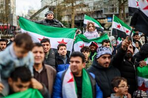 Hunderte Menschen feierten in Wuppertal am Sonntag., © Christoph Reichwein/dpa