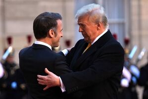 Macron bemüht sich noch vor Trumps Vereidigung als Präsident darum, sich mit dem Republikaner gut zu stellen., © Aurelien Morissard/AP