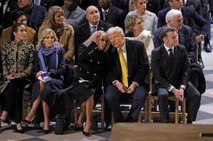 Der noch amtierende US-Präsident Joe Biden war nicht bei den Feierlichkeiten - stattdessen aber dessen Ehefrau Jill. , © Ludovic Marin/POOL AFP/AP/dpa