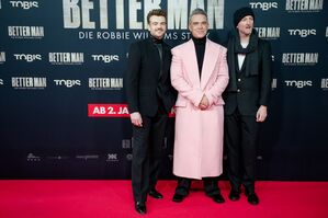 Robbie Williams, Schauspieler Jonno Davies (li.) und Regisseur Michael Gracey stellen «Better Man» in Köln vor., © Henning Kaiser/dpa