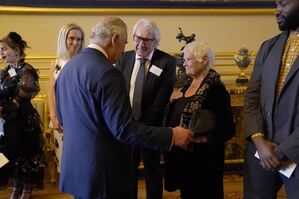 Judi Dench bei einem Empfang mit König Charles III. zum 400. Jahrestag von Shakepeares Gesamtwerken. Dench spielte unzählige Rollen in Shakespeare-Produktionen., © Andrew Matthews/PA Wire/dpa