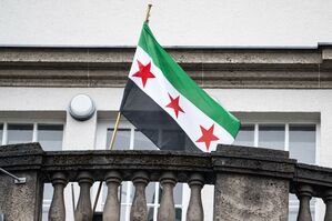 Über der syrischen Botschaft in Berlin weht jetzt die Flagge der Revolutionäre., © Fabian Sommer/dpa