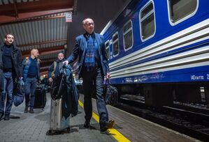 Merz ist mit dem Zug unterwegs - und stichelt gegen die Deutsche Bahn. , © Michael Kappeler/dpa