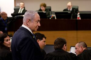 Der israelische Regierungschef Benjamin Netanjahu vor Gericht. , © Menahem Kahana/AFP Pool/AP/dpa