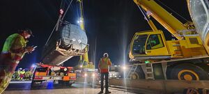 Wegen des enthaltenen Gefahrstoffs musste der Lastwagen aufwendig geborgen werden., © Feuerwehr Grevenbroich/dpa