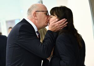 Freude nach seiner Wiederwahl: Ministerpräsident Dietmar Woidke küsst seine Frau Susanne, die ihn in den Landtag begleitet hat. , © Sebastian Christoph Gollnow/dpa