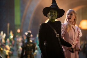 Cynthia Erivo (l) als Elphaba und Ariana Grande als Glinda., © Giles Keyte/Universal Picture/dpa