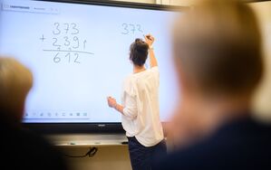 Digitale Tafeln gehören in vielen Schulen zum Alltag. (Archivbild), © Julian Stratenschulte/dpa