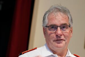 Der Präsident des Feuerwehrverbandes, Karl-Heinz Banse, fordert ein schnelles Handeln der Justiz bei Gewalt gegen Einsatzkräfte. (Archivbild), © Carsten Koall/dpa