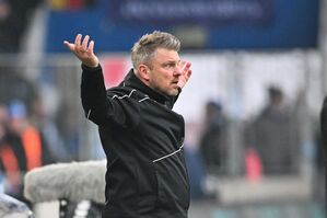  Lukas Kwasniok, Trainer von Paderborn, holte noch einen Punkt mit seinem Team., © Christophe Gateau/dpa