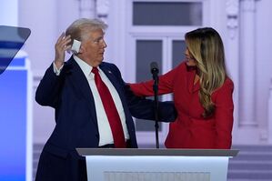 Nur selten trat Melania Trump im Wahlkampf für Fotos mit ihrem Mann auf die Bühne. (Archivbild), © J. Scott Applewhite/AP/dpa