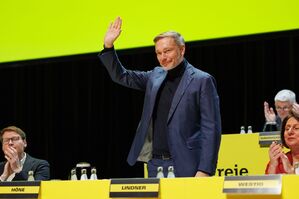 Minutenlanger Beifall für Christian Lindner - er führt wieder die Landesliste der NRW-FDP an, © Friso Gentsch/dpa