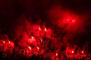 Die Nürnberger Anhänger zünden Pyro-Technik im Kölner Stadion. , © Marius Becker/dpa