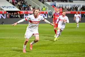 Nick Woltemade sorgt endgültig für den Sieg des VfB., © Harry Langer/dpa