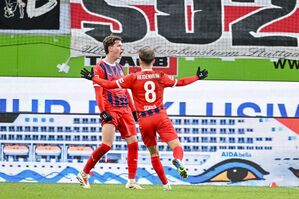  Paul Wanner (l) erzielt das zwischenzeitliche 1:1 für Heidenheim., © Harry Langer/dpa