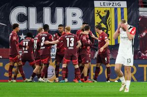 Leipzigs Spieler um Lois Openda (l) jubeln nach dem 2:1., © Jan Woitas/dpa