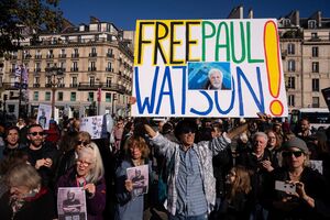 Wie hier in Paris im Oktober wurde mehrmals für Watson demonstriert. (Archivbild), © Louise Delmotte/AP