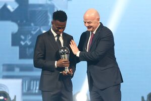 FIFA-Präsident Gianni Infantino ehrte Vinícius Júnior bei einer Gala in Doha., © Hussein Sayed/AP/dpa