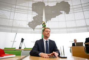 Michael Kretschmer behält als neuer Ministerpräsident seinen alten Platz im Landtag. , © Robert Michael/dpa