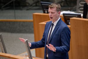 FDP-Landtagsfraktionschef Henning Höne hält die Sozialkürzungen der schwarz-grünen NRW-Regierung für einen Fehler., © Henning Kaiser/dpa