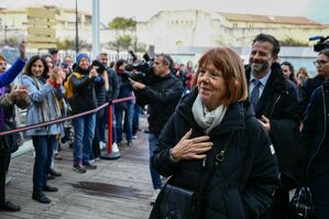 Gisèle Pelicot erhielt an den Verhandlungstagen viel Unterstützung durch Sympathisantinnen. (Archivbild), © Christophe Simon/AFP/dpa