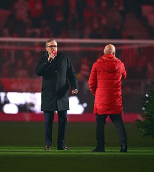 Jan-Christian Dreesen bat im Stadion, der Opfer zu Gedenken., © Tom Weller/dpa