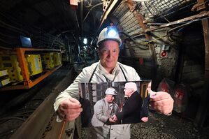 Erinnerung an einen wichtigen, aber traurigen Moment: Jürgen Jakubeit zeigt ein Foto aus dem Jahr 2018, als er dem Bundespräsidenten bei der Schließungszeremonie für das Bergwerk Prosper in Bottrop symbolisch einen Kohlebrocken überreichte., © Federico Gambarini/dpa