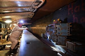 «Der Abschied tut immer noch weh», sagt Bergmann Jürgen Jakubeit vor einem Abbauhobel im Übungsbergwerk Recklinghausen. , © Federico Gambarini/dpa