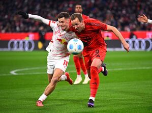 Harry Kane (r), hier im Zweikampf mit Leipzigs Christoph Baumgartner, tat der Offensiv-Abteilung des FC Bayern gut., © Tom Weller/dpa