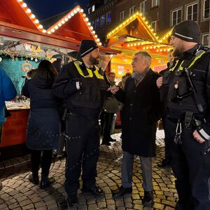 Innenminister Herbert Reul hatte sich auf einem Weihnachtsmarkt in Düsseldorf mit Polizisten ausgetauscht., © Innenministerium NRW/dpa