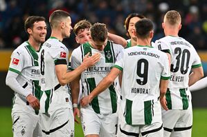 Philipp Sanders (M) erstes Bundesliga-Tor für die Borussia., © Jan-Philipp Strobel/dpa