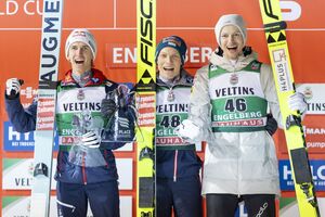 Podium ohne Deutsche: Die Österreicher Hörl und Tschofenig glänzen im Weltcup., © Philipp Schmidli/KEYSTONE/dpa