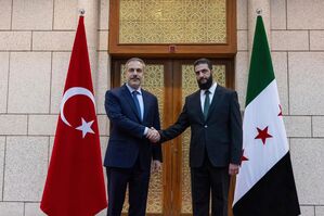 Syriens Islamistenführer Ahmed al-Scharaa (r.) empfing in Damaskus den türkischen Außenminister Hakan Fidan. , © Uncredited/Turkish Foreign Ministry Press Service/AP/dpa