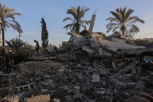 Angriffe des israelischen Militärs auf Ziele der Hamas zogen weitere Zerstörungen nach sich wie hier in Deir al-Balah im mittleren Gazastreifen. , © Omar Ashtawy/APA Images via ZUMA Press Wire/dpa