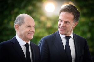 Die zuweilen scharfe Kritik an der Ukraine-Politik von Olaf Scholz (l) hält Rutte für ungerechtfertigt. (Archivbild), © Bernd von Jutrczenka/dpa