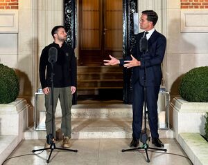 Rutte (r) will Wolodymyr Selenskyj in eine möglichst gute Ausgangsposition für mögliche Verhandlungen mit Russland bringen. (Archivbild), © Ansgar Haase/dpa