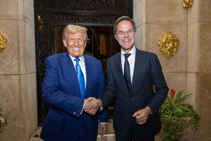 «Er wird wollen, dass wir mehr tun», sagte Rutte (r) zu möglichen künftigen Forderungen von Donald Trump. (Archivbild), © Erik Luntang/Nato/dpa