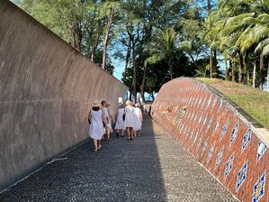 Besucher aus aller Welt kommen noch heute in die Tsunami-Gedenkstätte in Khao Lak, wo auch an viele deutsche Opfer erinnert wird., © Carola Frentzen/dpa