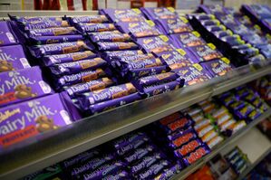 Fehlen an keinem Kiosk in Großbritannien: Artikel von Cadbury. (Archivbild), © Sebastian Gollnow/dpa