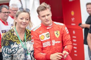 Mick Schumacher und Managerin Sabine Kehm., © Sebastian Gollnow/dpa