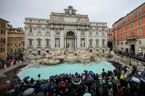 Der Trevi-Brunnen erstrahlt in neuem Glanz., © Andrew Medichini/AP/dpa