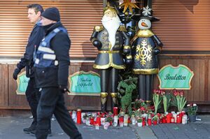 Auch vor den geschlossenen Weihnachtsmarkt-Buden legten Trauernde Blumen ab. , © Matthias Bein/dpa