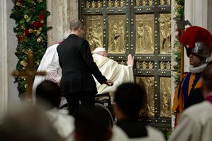 Mehrmals klopfte der Papst an die Tür, woraufhin Helfer diese von innen öffneten., © Remo Casilli/Pool Reuters/AP/dpa