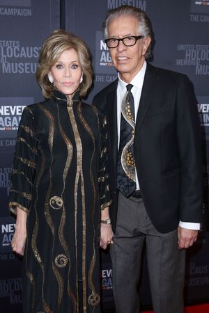 Richard Perry mit Ex-Partnerin Jane Fonda. (Archivbild), © Rich Fury/Invision/AP/dpa