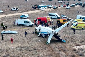 Das Wrack der Embraer 190., © Azamat Sarsenbayev/AP/dpa