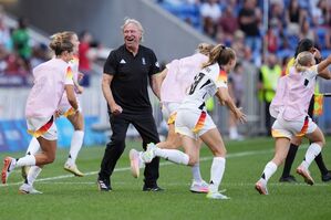 Jubel über Olympia-Bronze: Horst Hrubesch und die Nationalspielerinnen., © Marcus Brandt/dpa