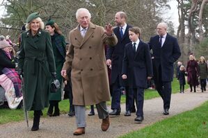 Traditionell gehen die Royals die kurze Strecke zum Gottesdienst zu Fuß., © Jon Super/AP/dpa