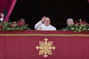 Vor zahlreichen Gläubigen spricht der Papst seine Weihnachtsbotschaft., © Andrew Medichini/AP/dpa