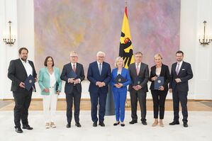 Im Mai 2022 ernannte Bundespräsident Frank-Walter Steinmeier in Anwesenheit des damaligen Bundesjustizministers, Marco Buschmann (FDP), Malte Spitz (l-r), Kerstin Müller, Lutz Goebel, Gudrun Grieser, Reinhard Göhner und Andrea Wicklein als neue Mitglieder des Nationalen Normenkontrollrates., © Joerg Carstensen/dpa