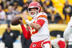 Chiefs-Quarterback Patrick Mahomes verbringt Weihnachten mit einem Football., © /Matt Freed/AP/dpa